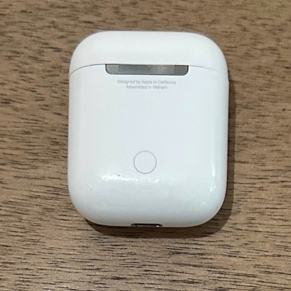 Apple Wireless Gen 1 AirPod Case in White.